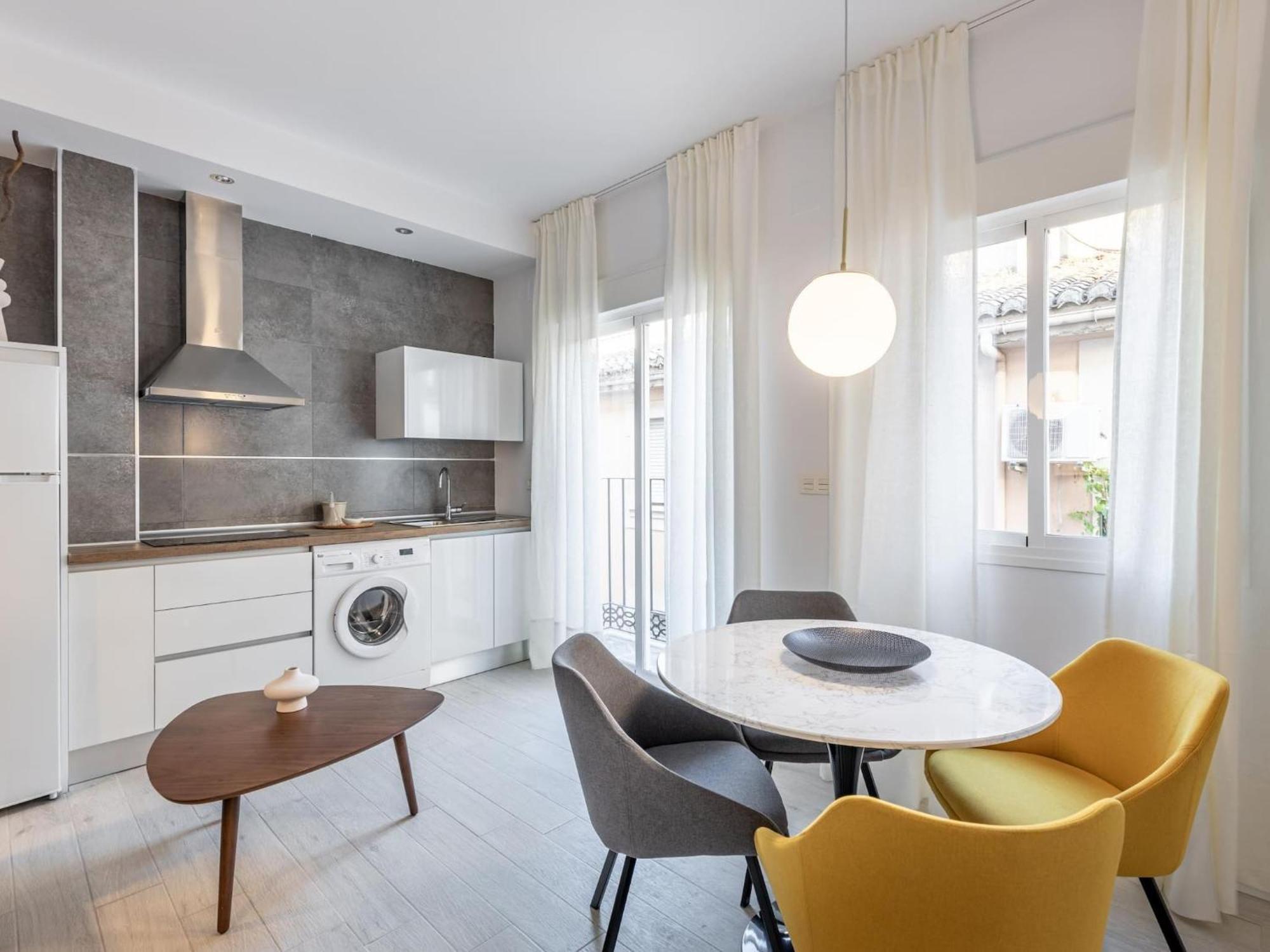Central Stylish And Elegant 1 & 2 Bedroom Apartments III Granada Exterior photo